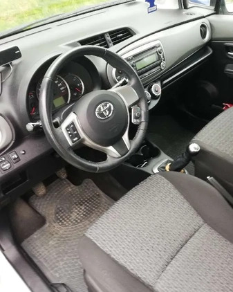 Toyota Yaris cena 28500 przebieg: 105500, rok produkcji 2014 z Szamotuły małe 29